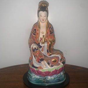 BEAUTIFUL QUAN YIN STATUE